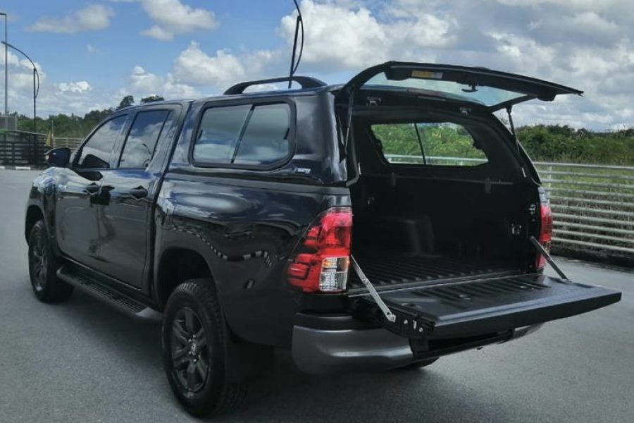 Toyota Hilux (Auto)